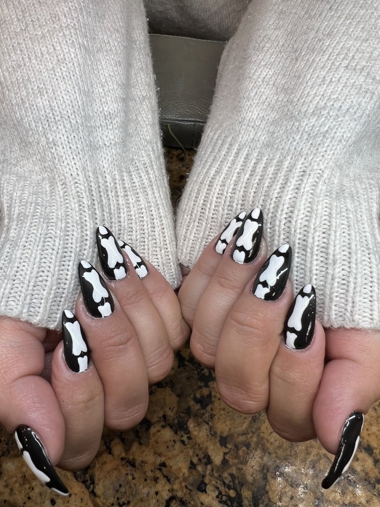 Black nails with hand-painted white skeleton bones